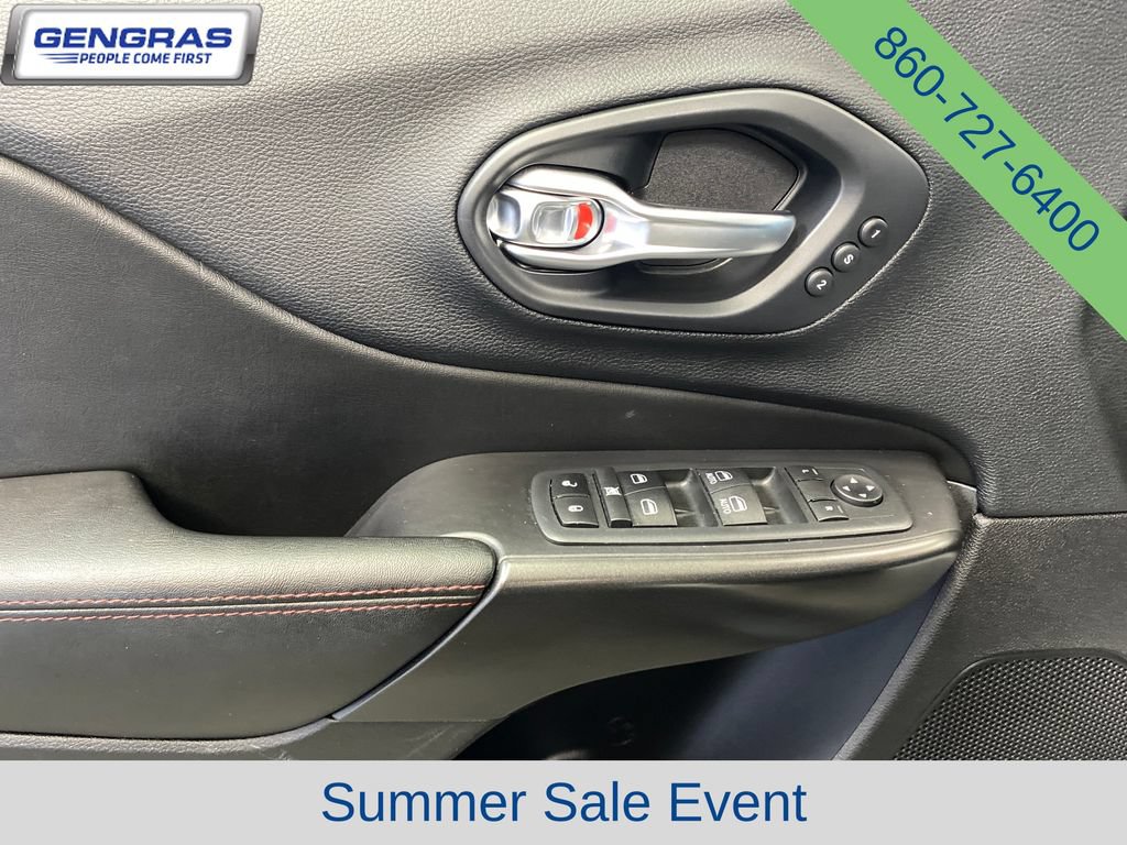 Used 2020 Jeep Cherokee Trailhawk AWD/4WD image 14