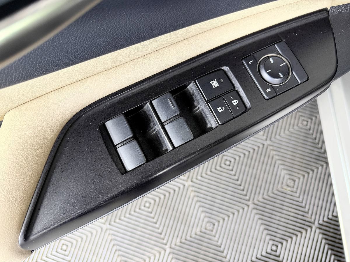 Used 2019 Lexus ES 300h w/ Premium Package FWD image 31