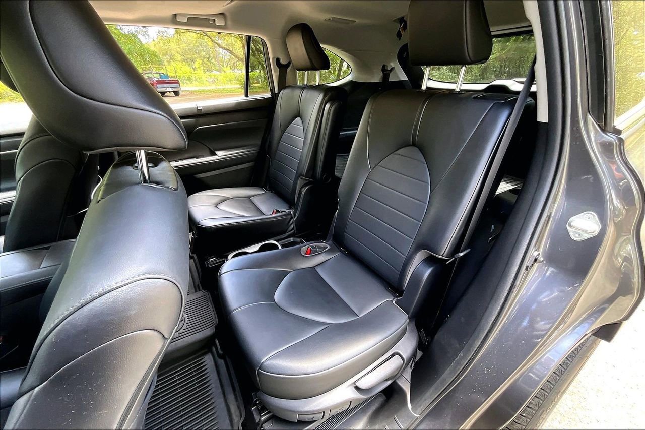 Used 2021 Toyota Highlander XLE AWD/4WD image 19