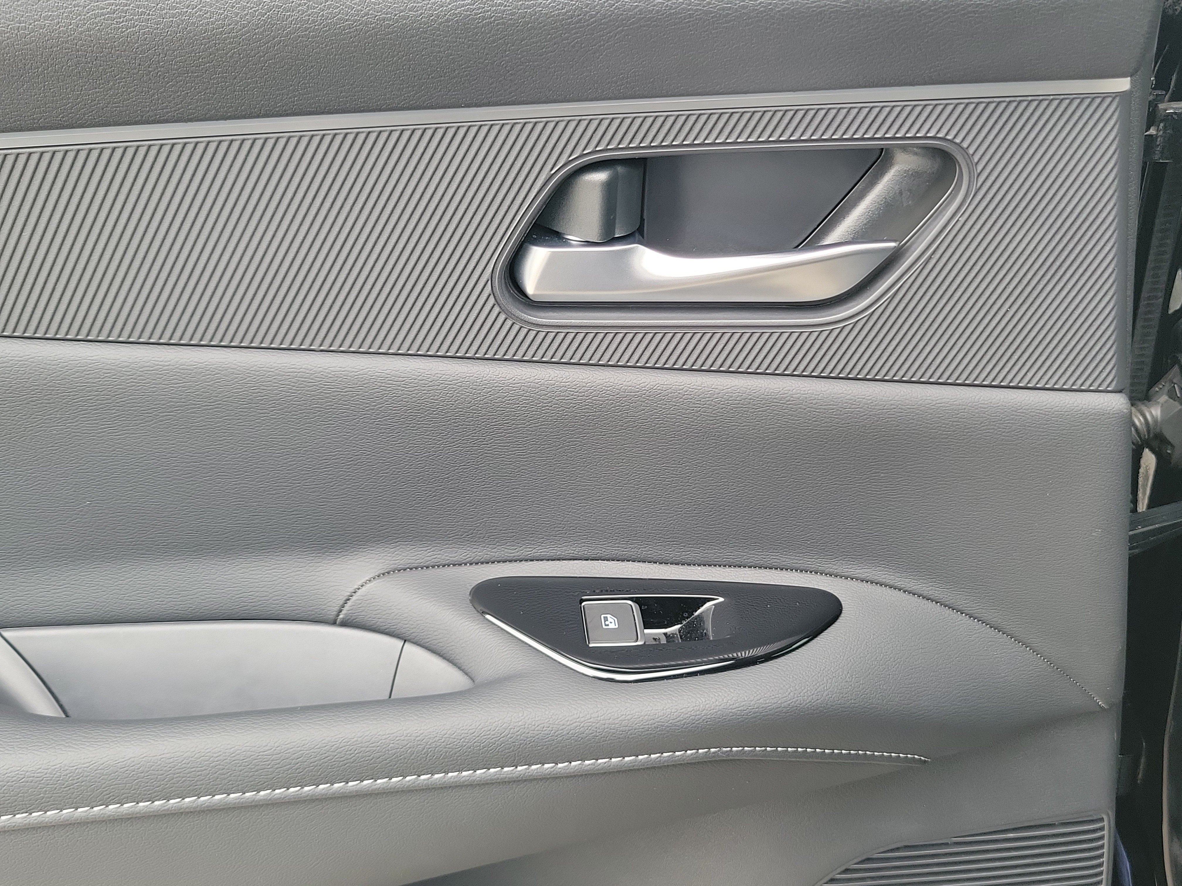 Certified 2025 Nissan Murano SV FWD image 30