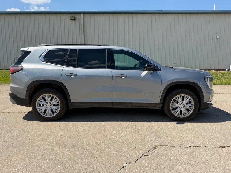 Used 2025 GMC Acadia Elevation w/ Elevation Premium Package FWD image 2