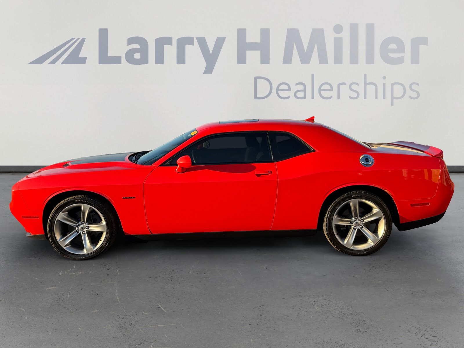 Used 2018 Dodge Challenger R/T w/ Driver Convenience Group image 2