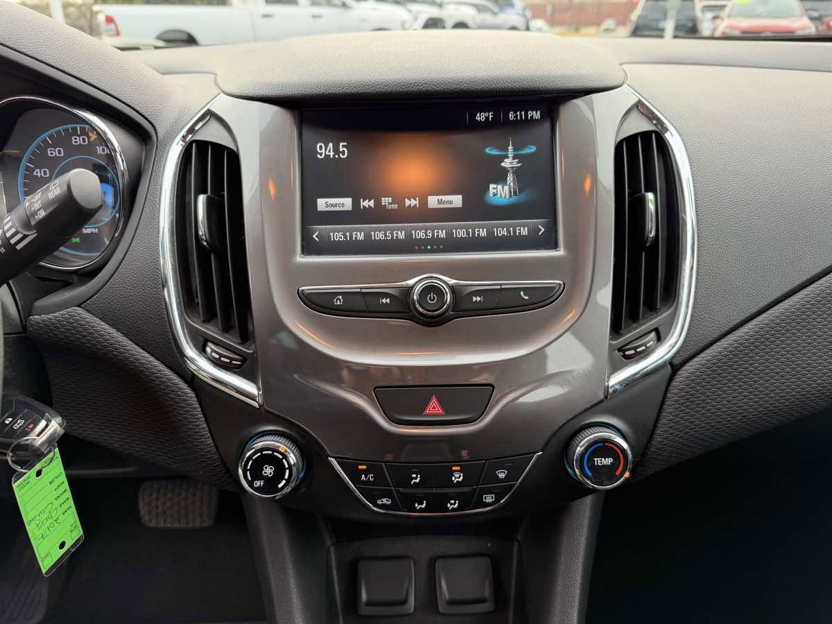 Used 2017 Chevrolet Cruze LT image 20