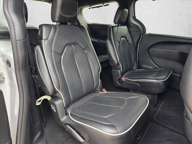 Used 2025 Chrysler Pacifica Limited image 22
