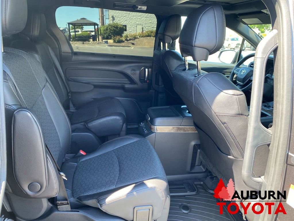 Used 2025 Toyota Sienna Platinum AWD/4WD image 17