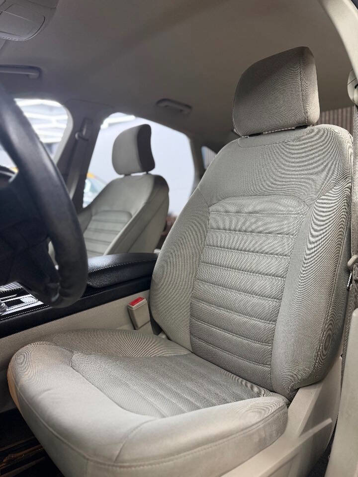 Used 2017 Ford Fusion SE image 3