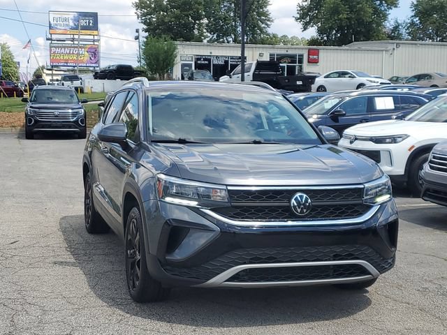 Used 2023 Volkswagen Taos SE w/ Black Wheel Package FWD image 3