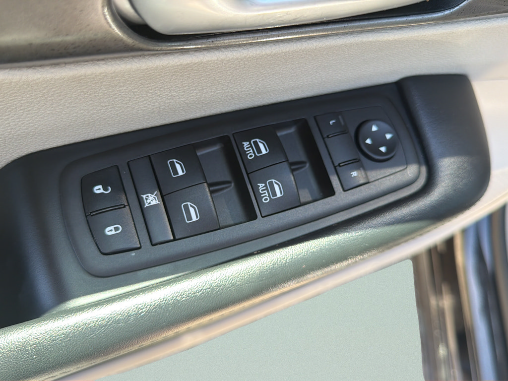 Used 2024 Chrysler Pacifica Touring-L FWD image 15