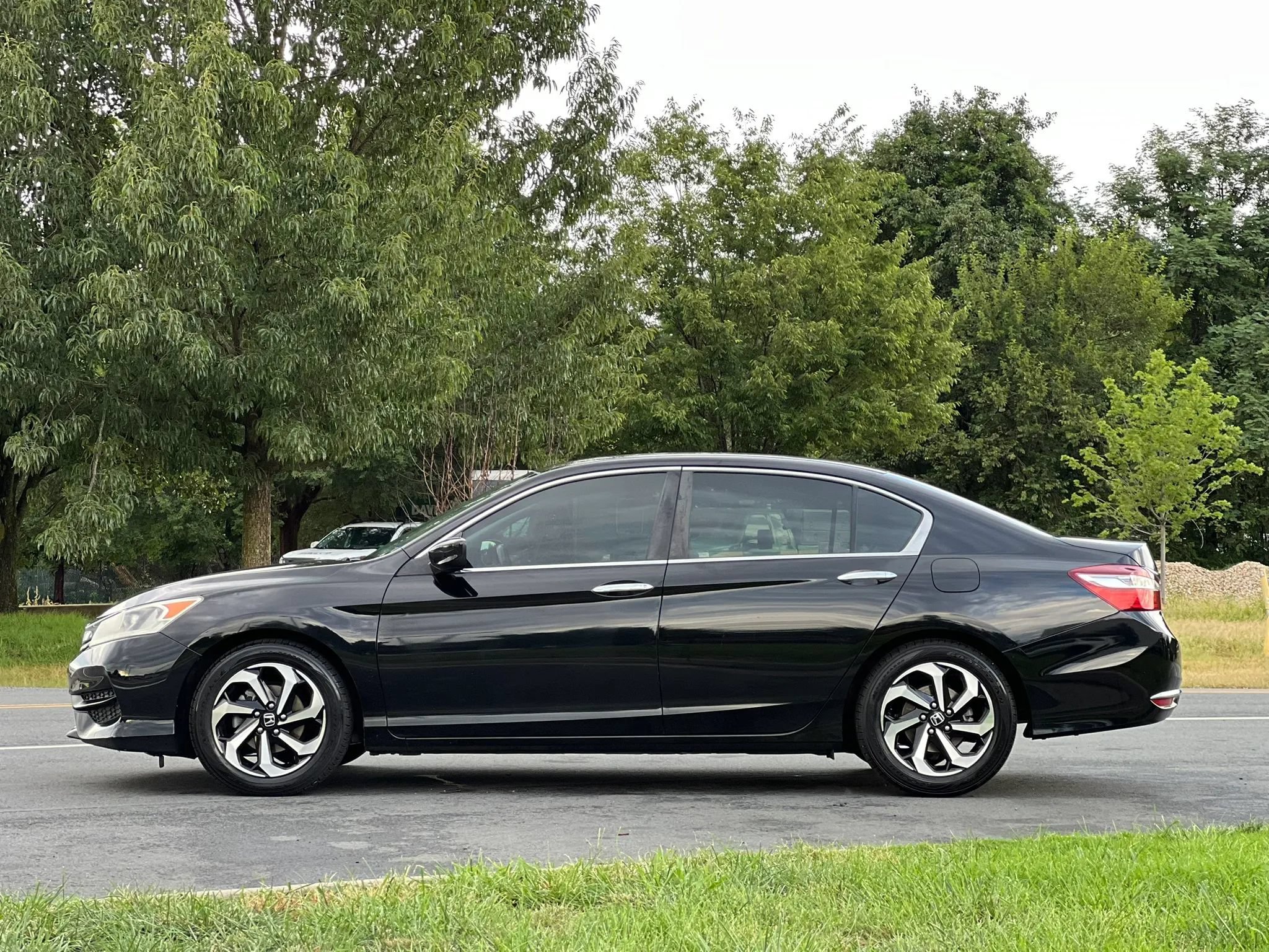 Used 2016 Honda Accord LX image 2
