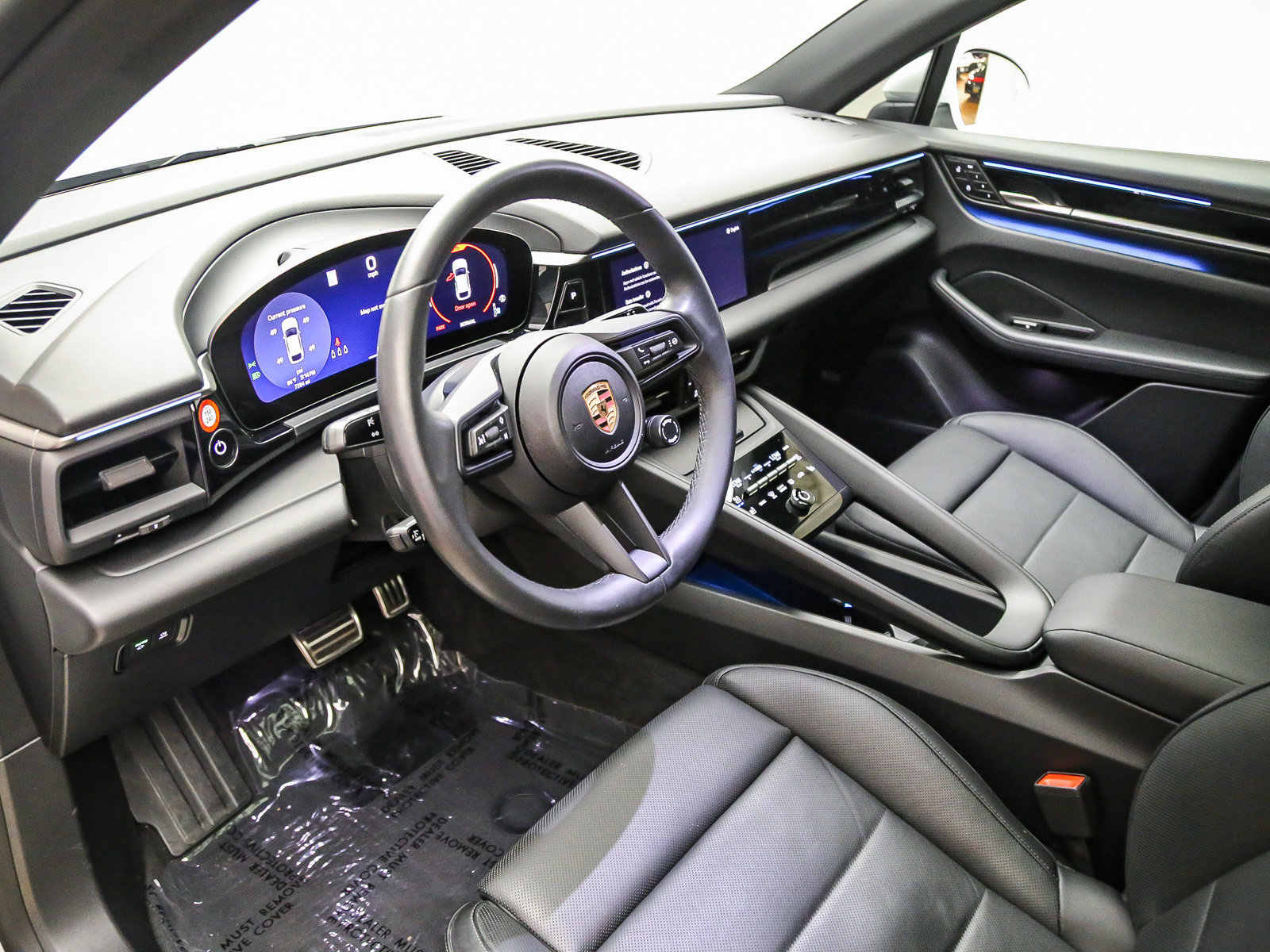 Certified 2025 Porsche Macan 4S Electric AWD/4WD image 4