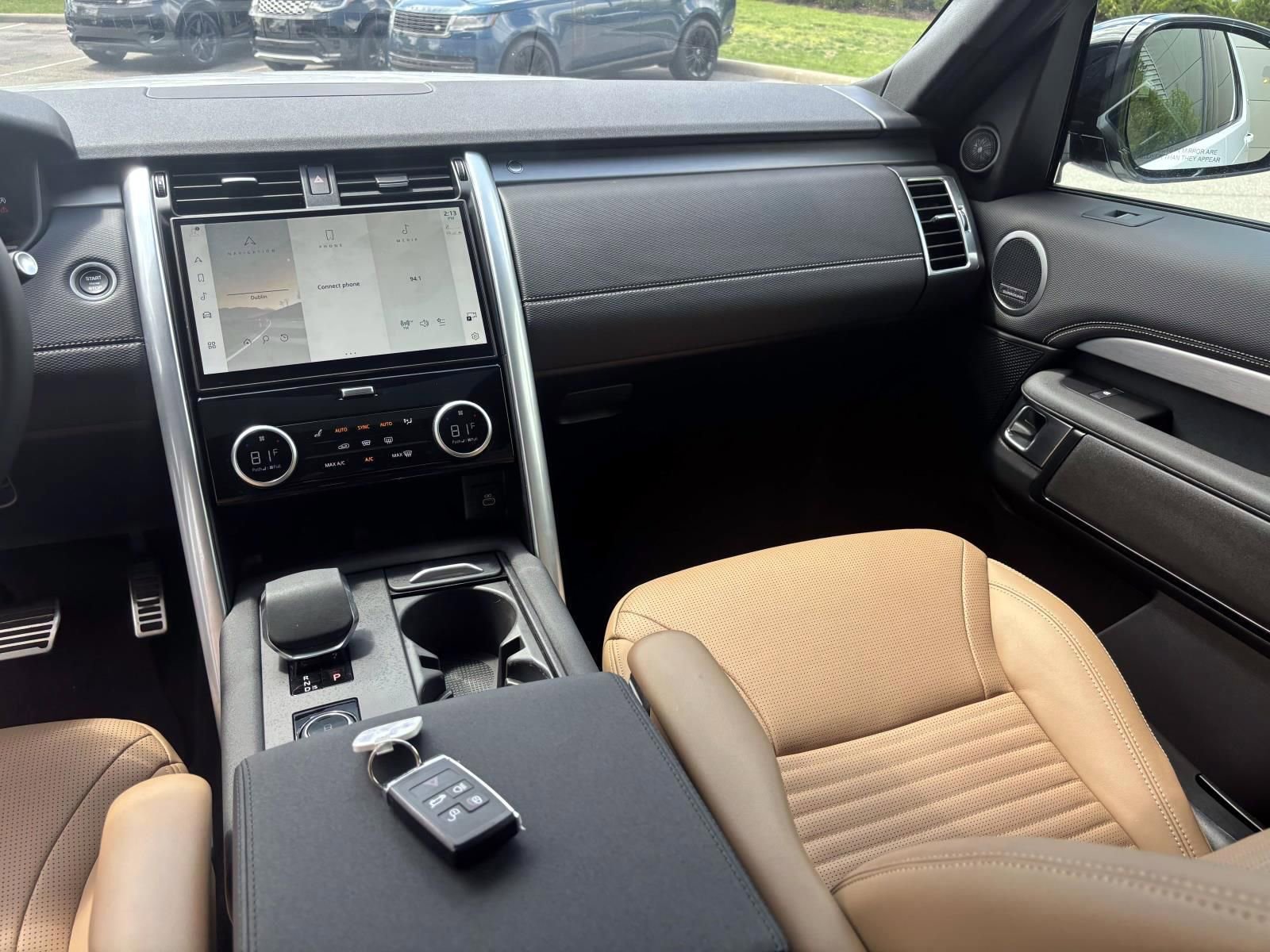 Used 2025 Land Rover Discovery Dynamic SE AWD/4WD image 25