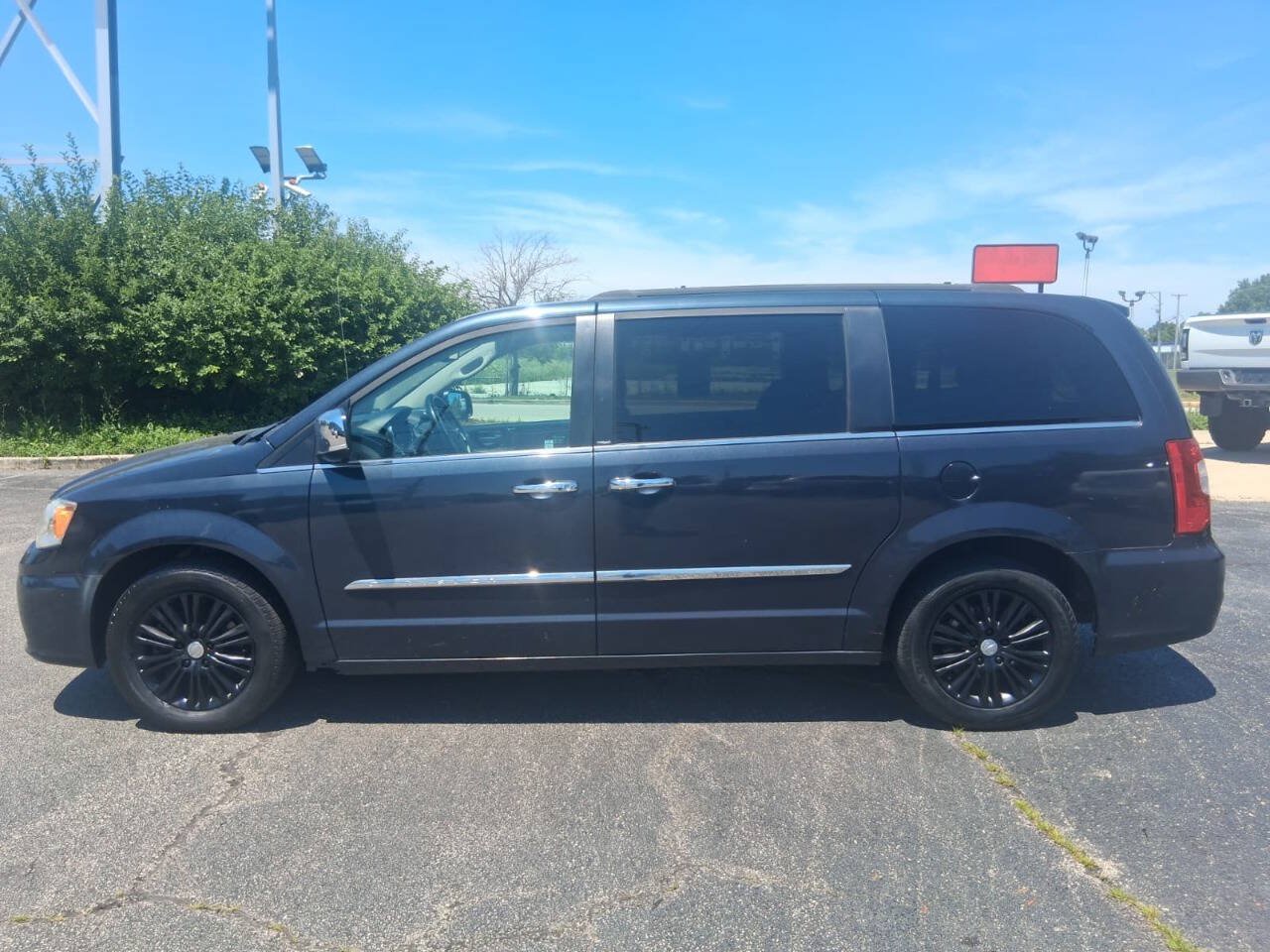 Used 2013 Chrysler Town & Country Touring-L w/ Driver Convenience Group FWD image 5