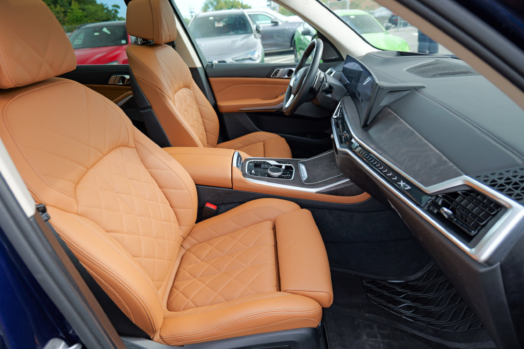 Used 2024 BMW X7 xDrive40i w/ Premium Package AWD/4WD image 39