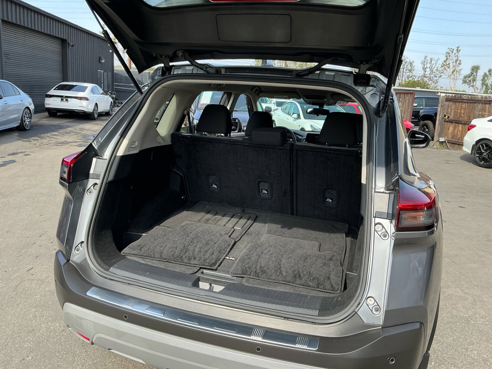 Used 2023 Nissan Rogue SV image 26