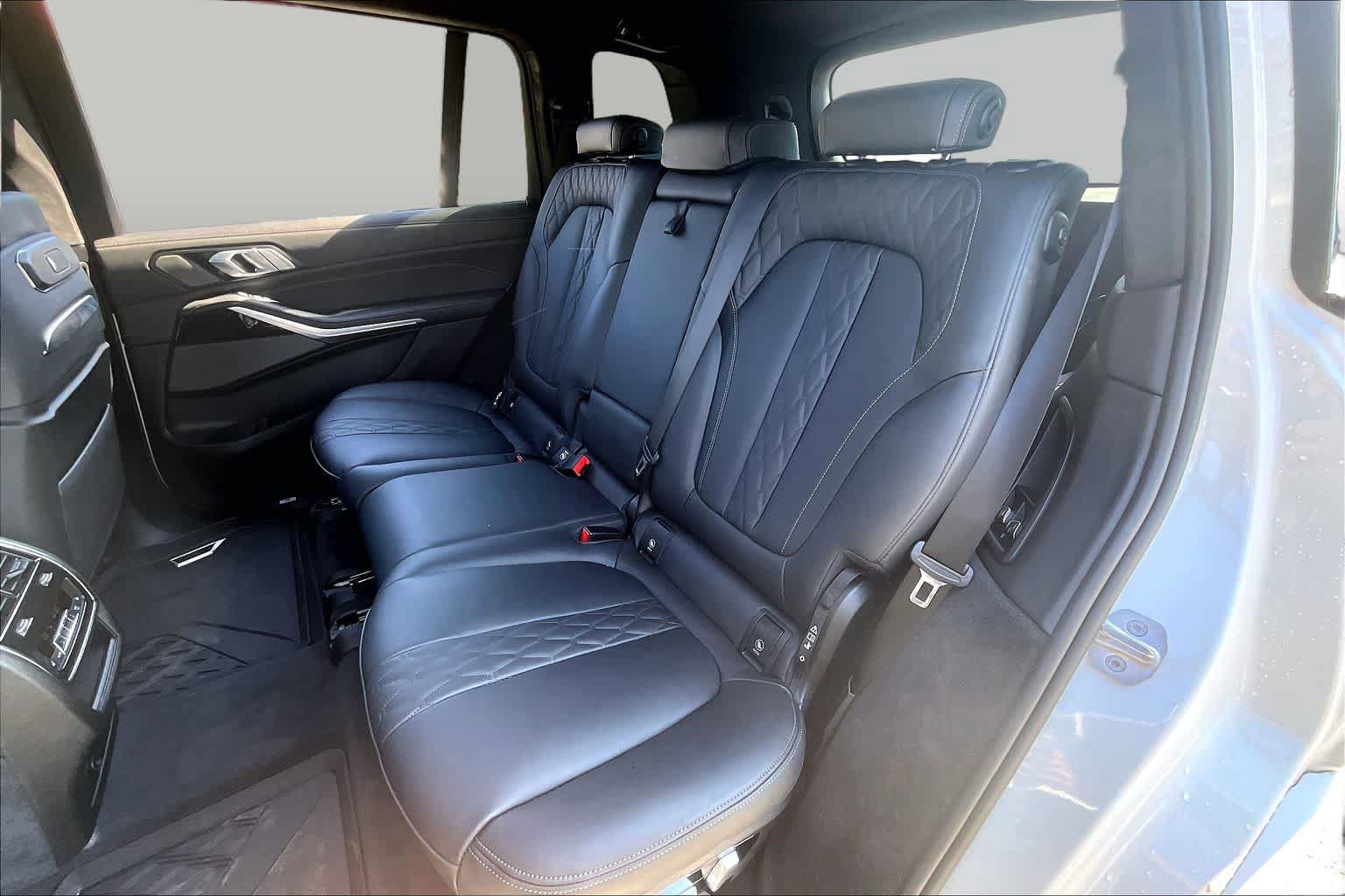 Used 2025 BMW X7 M60i AWD/4WD image 17