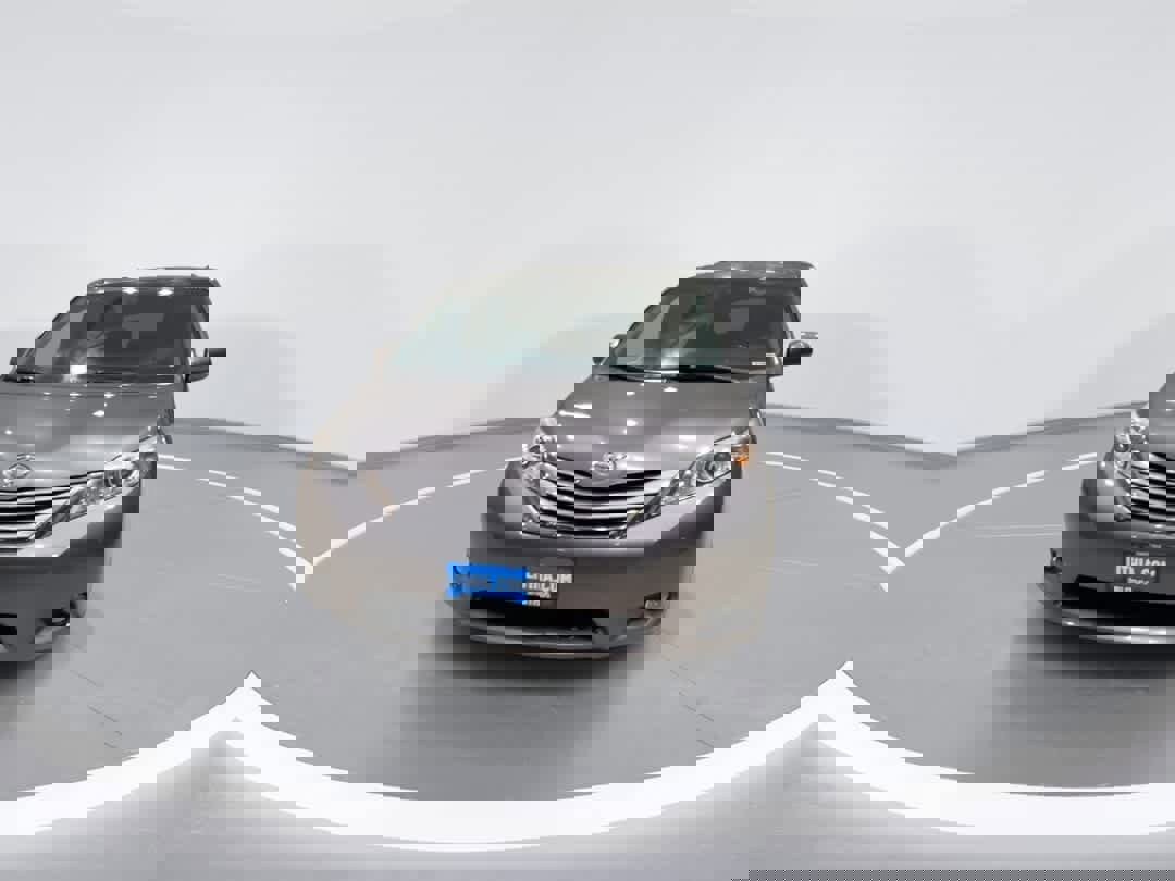 Used 2017 Toyota Sienna XLE image 3