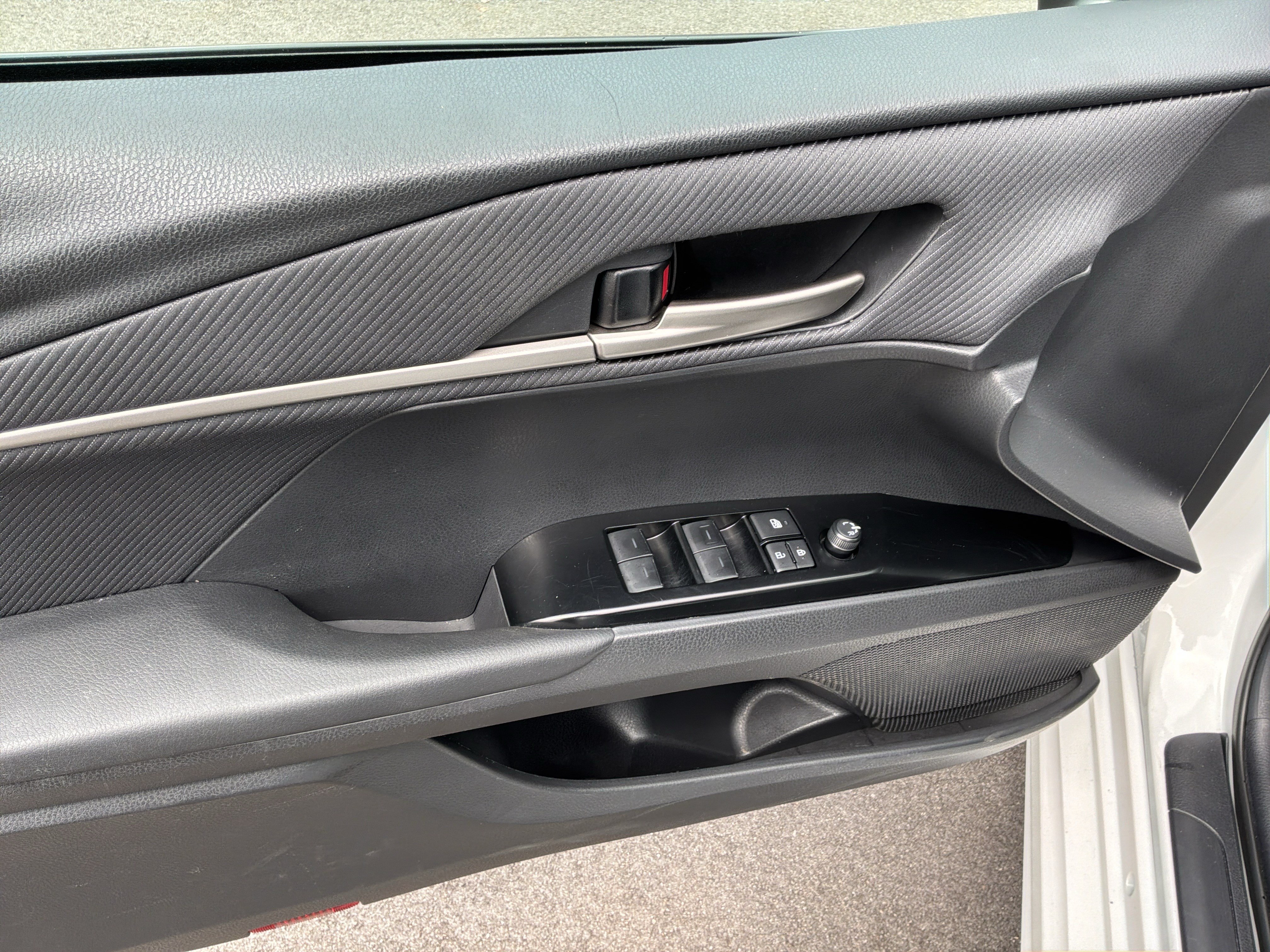 Used 2025 Toyota Camry SE FWD image 6