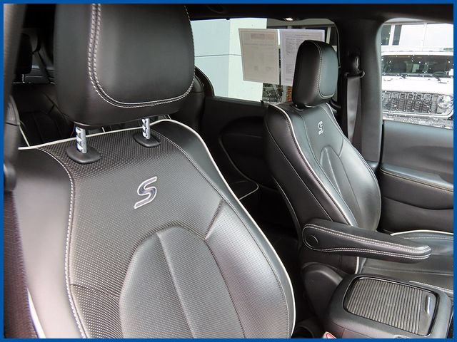 Used 2025 Chrysler Pacifica Limited FWD image 9