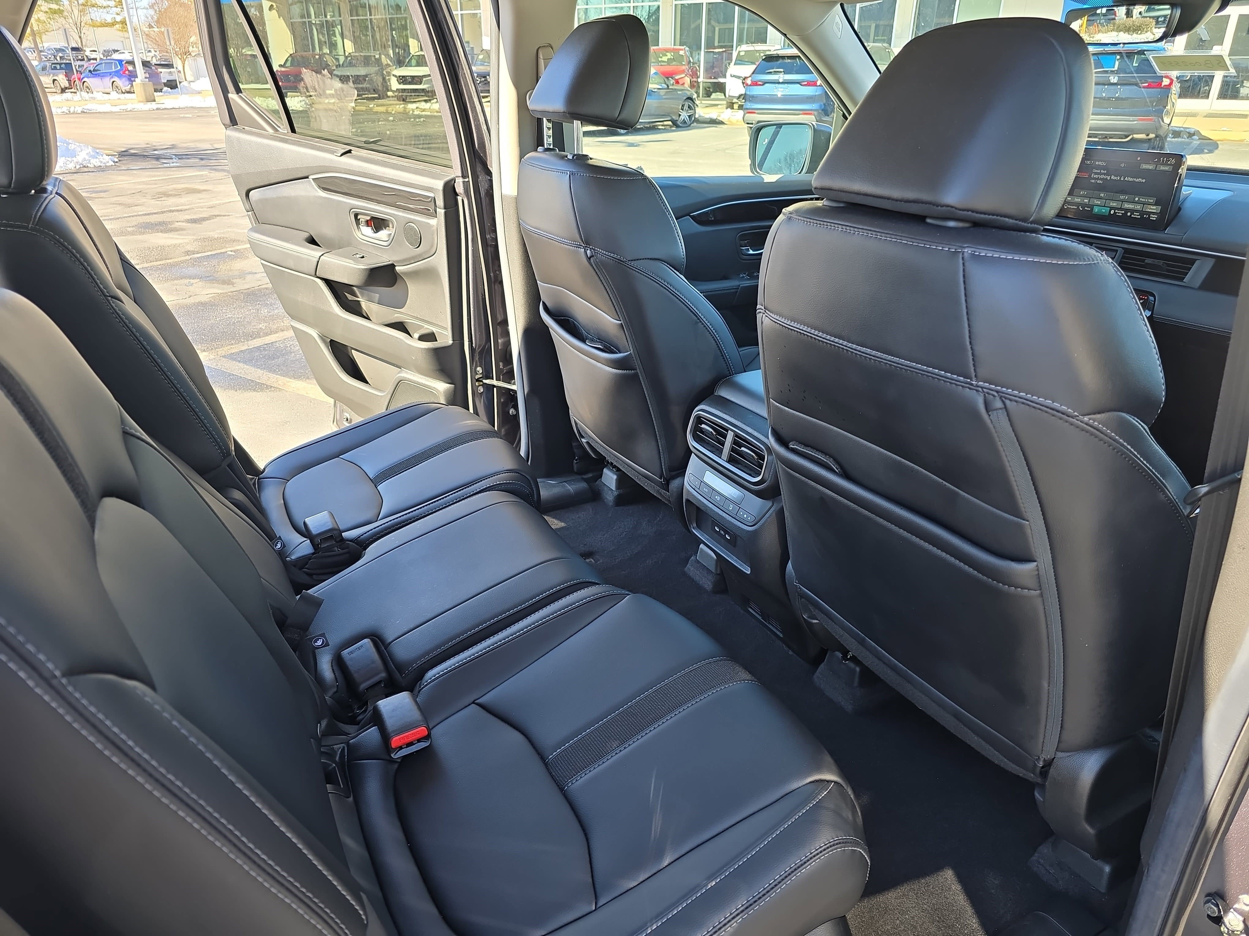 Used 2025 Honda Pilot Touring image 11