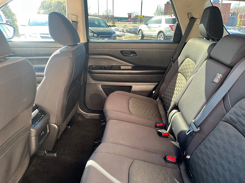 Used 2024 Nissan Pathfinder SV image 16