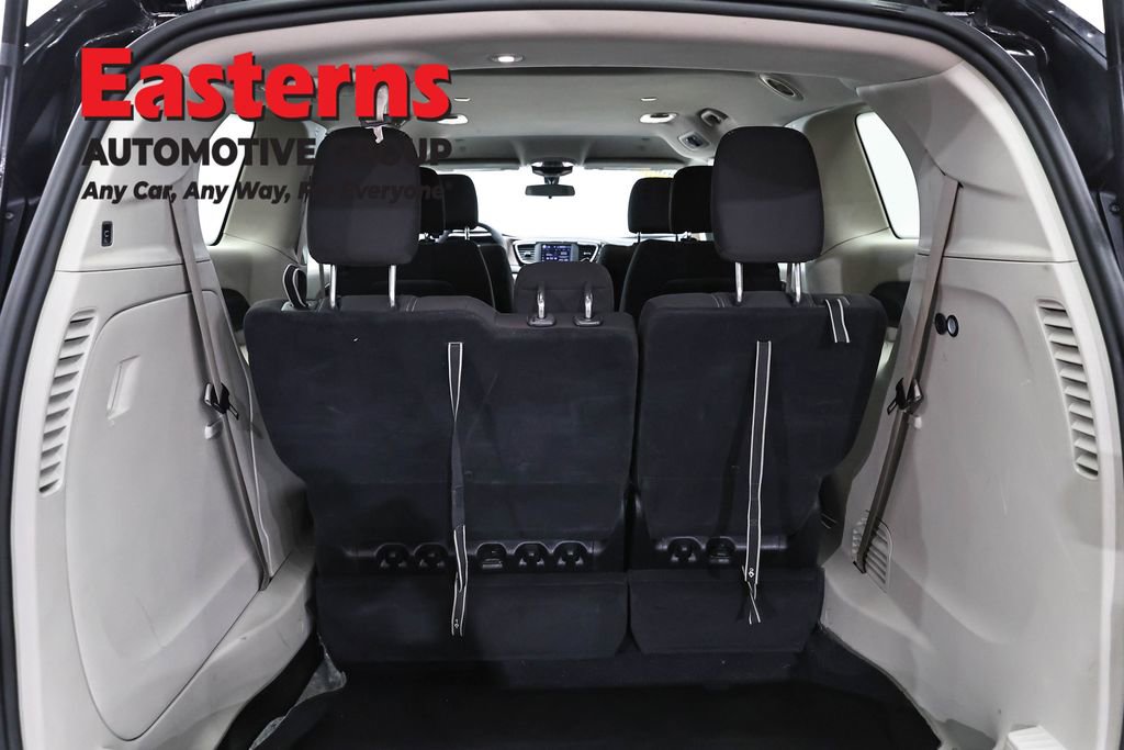 Used 2022 Chrysler Voyager LX FWD image 9