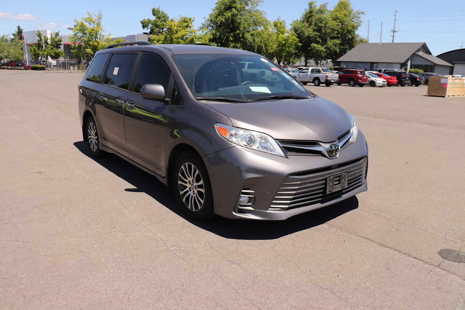 Used 2020 Toyota Sienna XLE Premium w/ Carpet Mat Package FWD image 3
