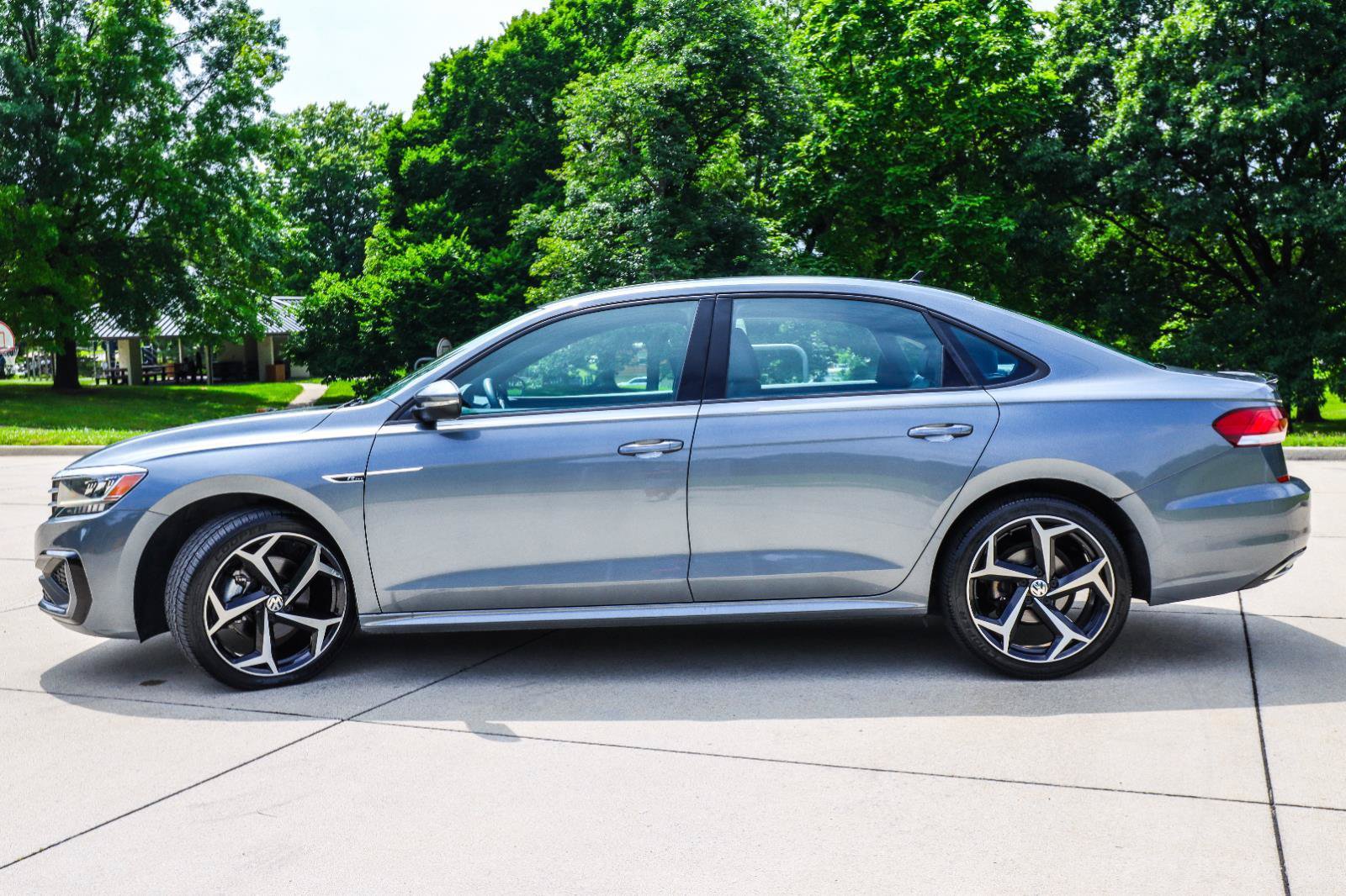 Used 2021 Volkswagen Passat 2.0T R-Line FWD image 4
