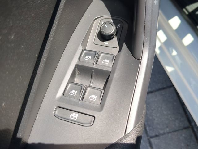 Used 2020 Volkswagen Jetta SE w/ SE Cold Weather Package image 16