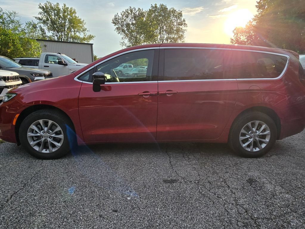 Used 2025 Chrysler Pacifica Select AWD/4WD image 3