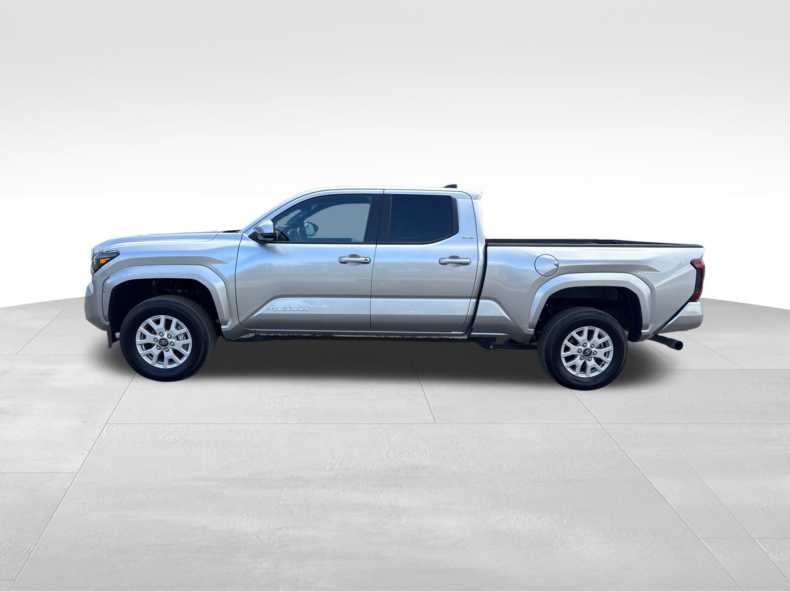 Used 2024 Toyota Tacoma SR5 AWD/4WD image 2