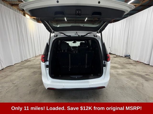 Used 2025 Chrysler Pacifica Limited FWD image 13