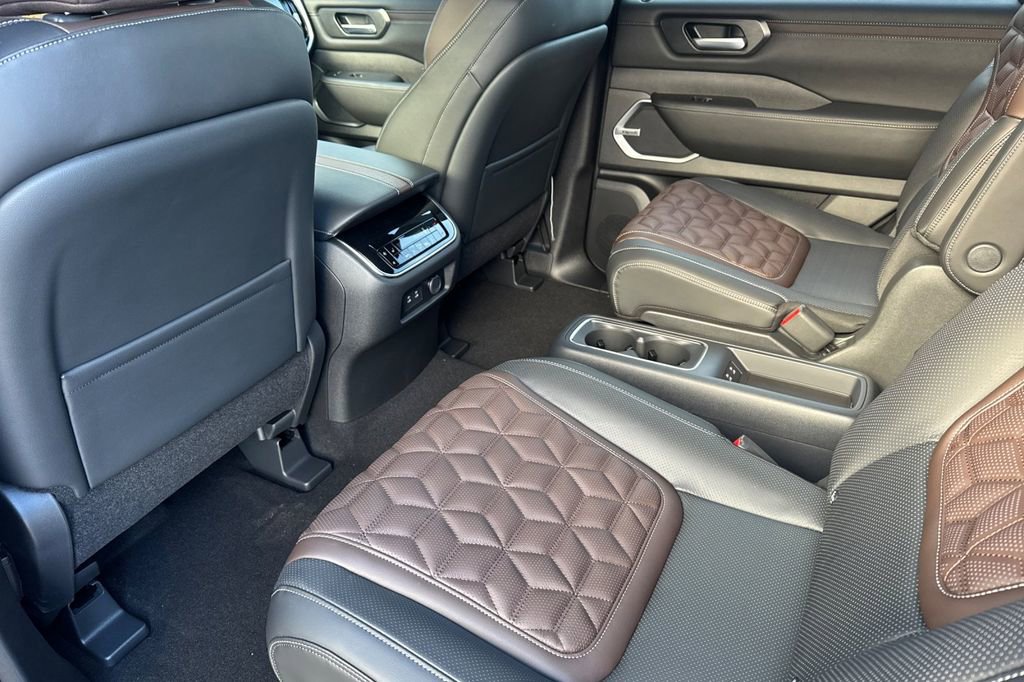 New 2025 Nissan Armada Platinum image 10