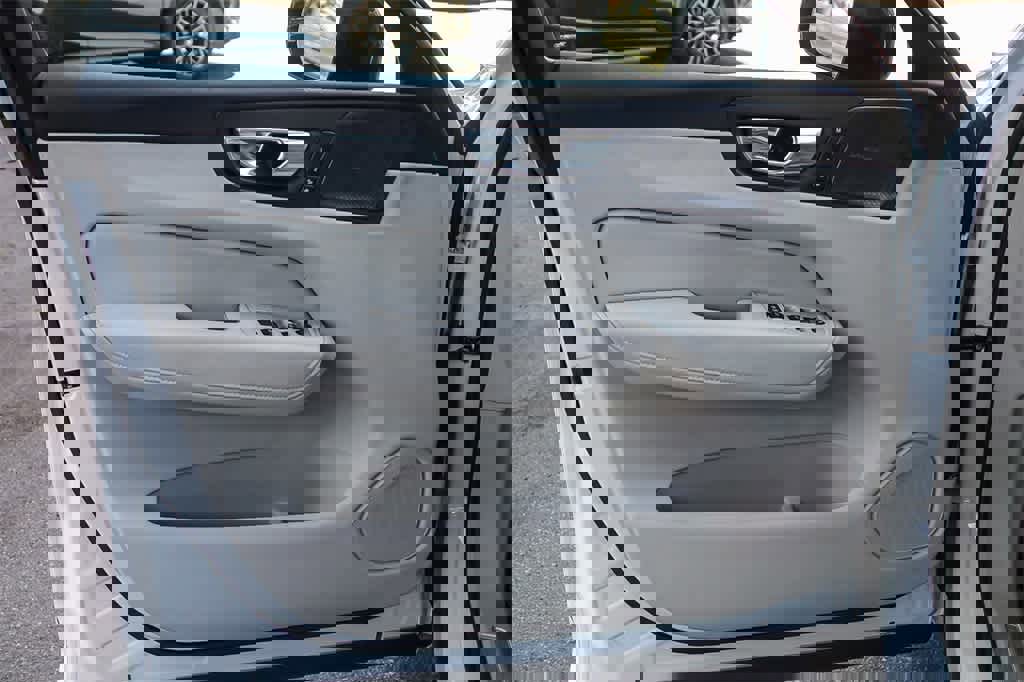 Used 2024 Volvo XC60 B5 Ultimate image 24