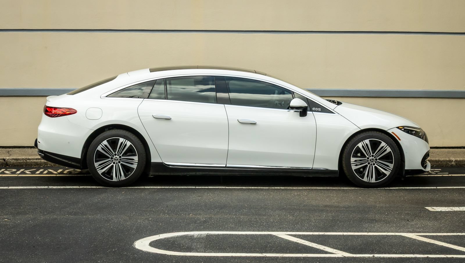 Used 2022 Mercedes-Benz EQS 450+ Sedan image 9