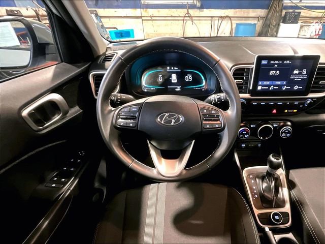 Used 2025 Hyundai Venue SEL image 5