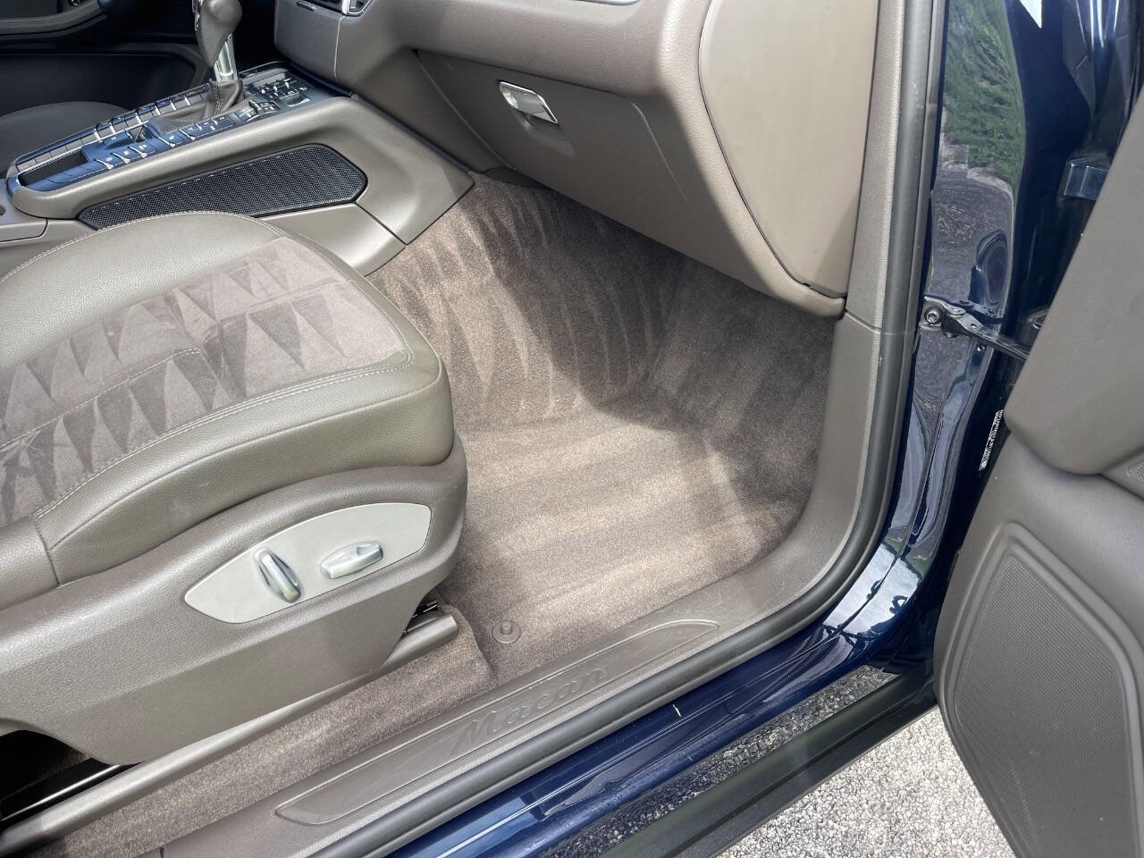 Used 2018 Porsche Macan image 32