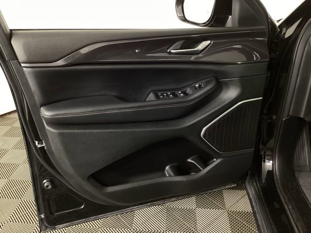 Used 2022 Jeep Grand Cherokee Altitude image 11