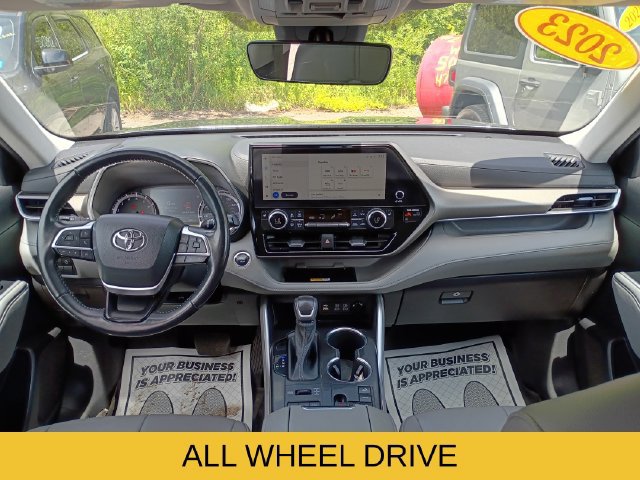 Used 2023 Toyota Highlander XLE AWD/4WD image 9