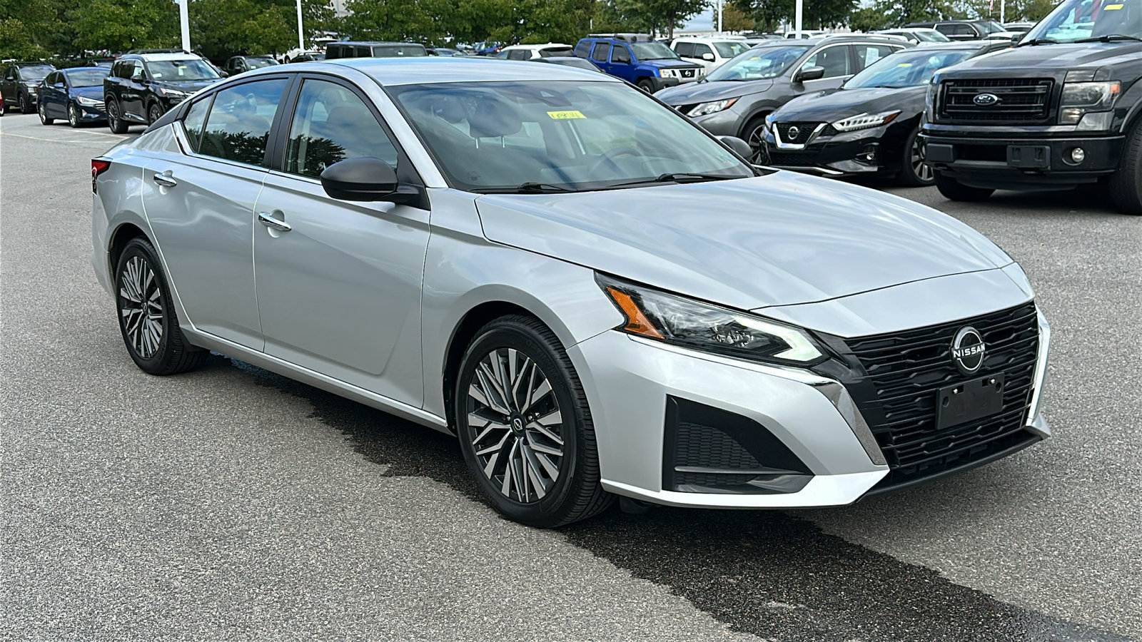 Used 2024 Nissan Altima 2.5 SV FWD image 2