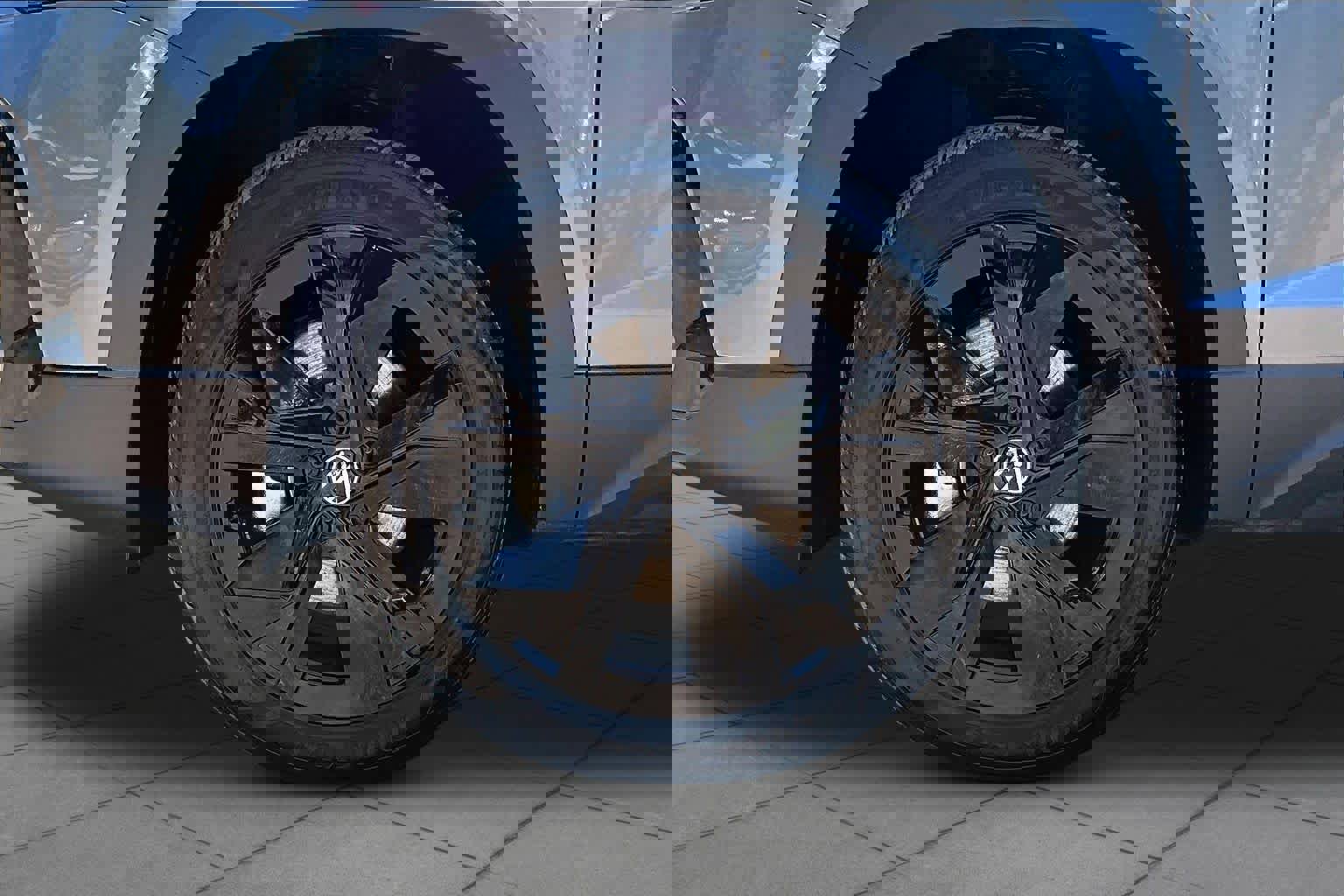 Used 2025 Volkswagen Taos SE w/ Black Wheel Package FWD image 11