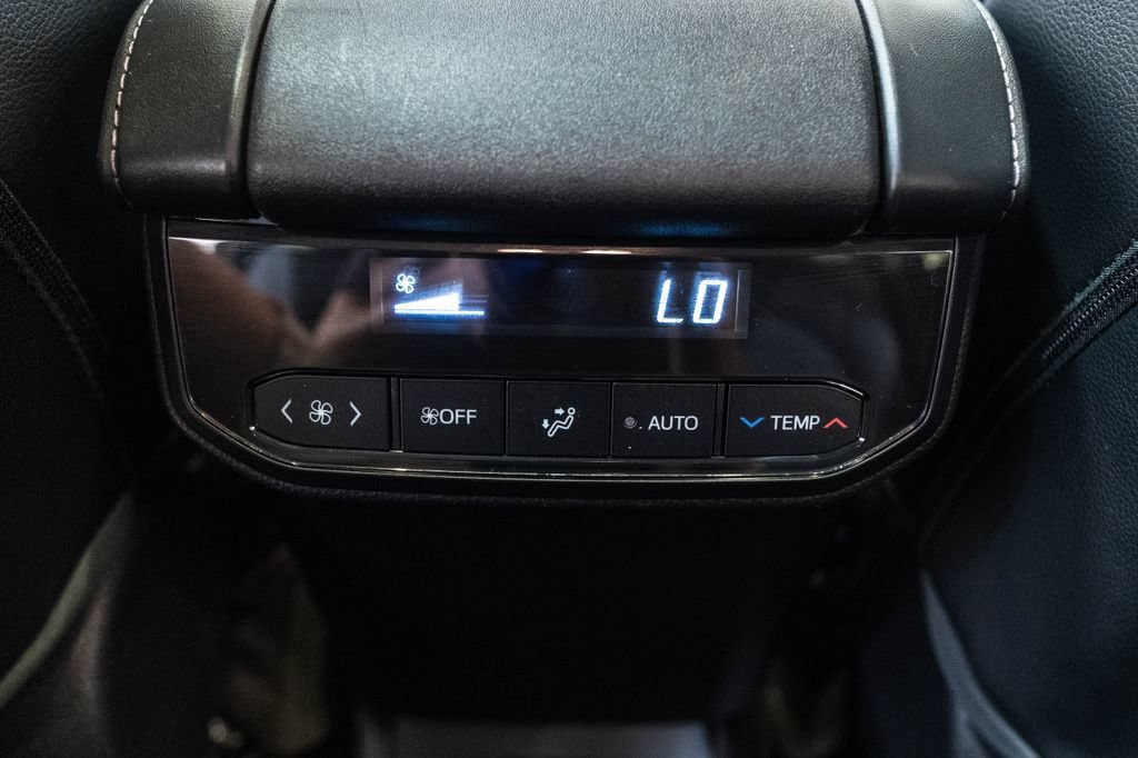 Used 2023 Toyota Highlander XLE AWD/4WD image 32