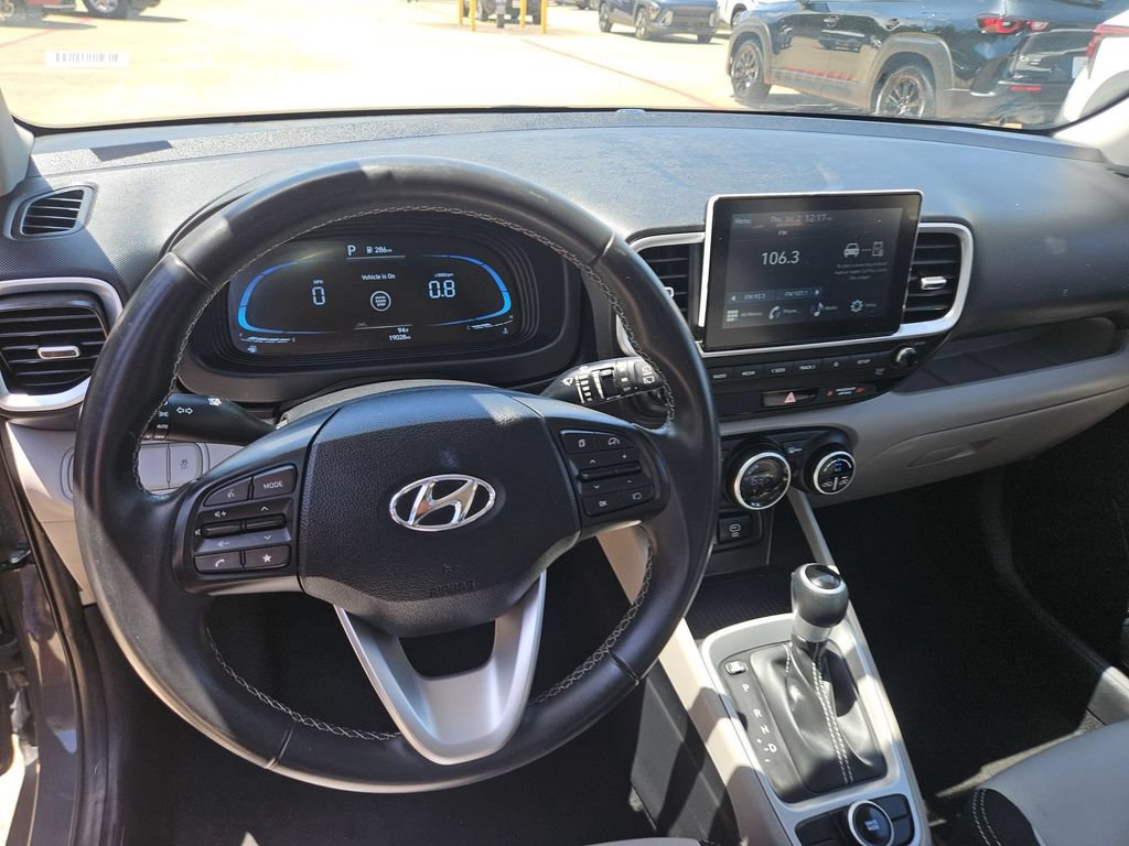 Used 2025 Hyundai Venue SEL FWD image 17