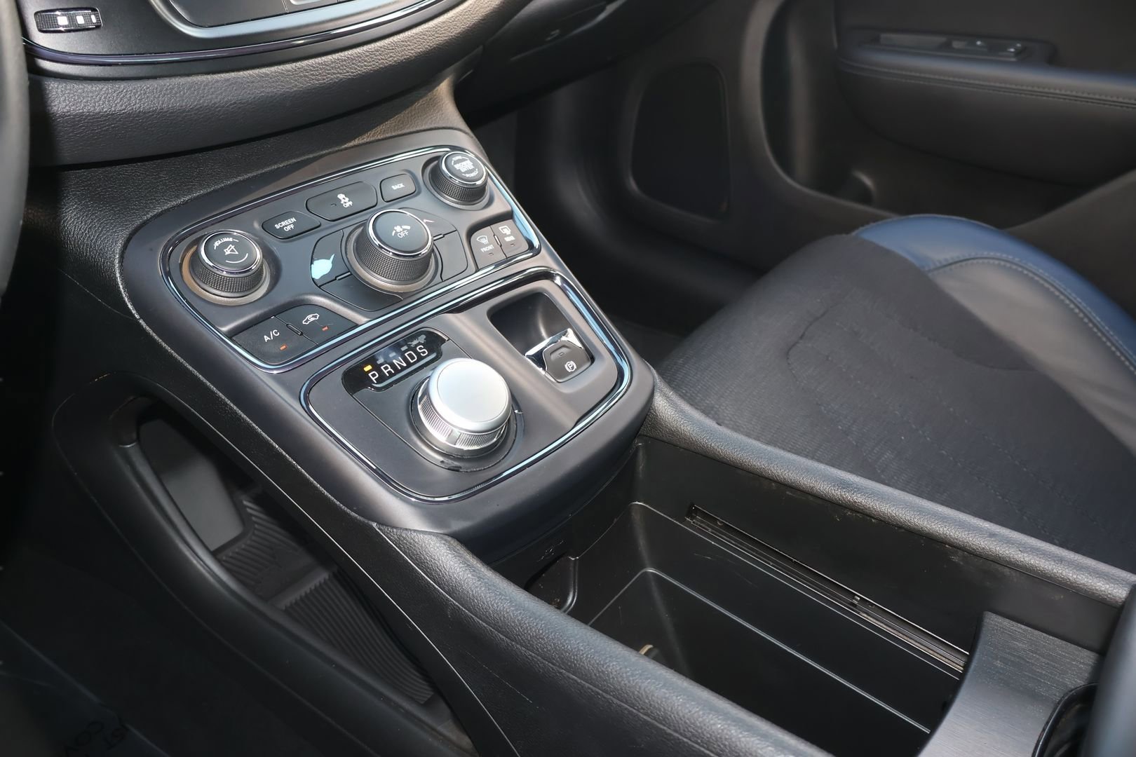 Used 2016 Chrysler 200 S FWD image 25
