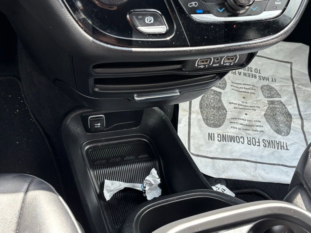 Used 2025 Chrysler Pacifica Select FWD image 12