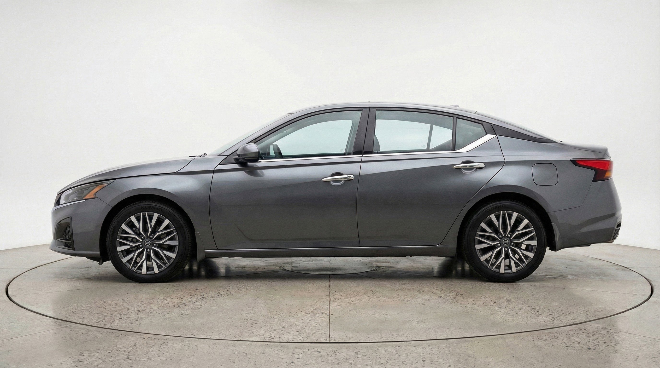 Used 2025 Nissan Altima 2.5 SV image 5