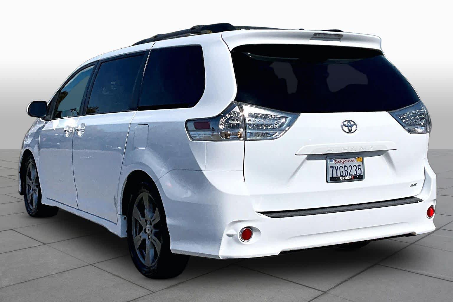 Used 2017 Toyota Sienna SE w/ SE Preferred Package FWD image 11