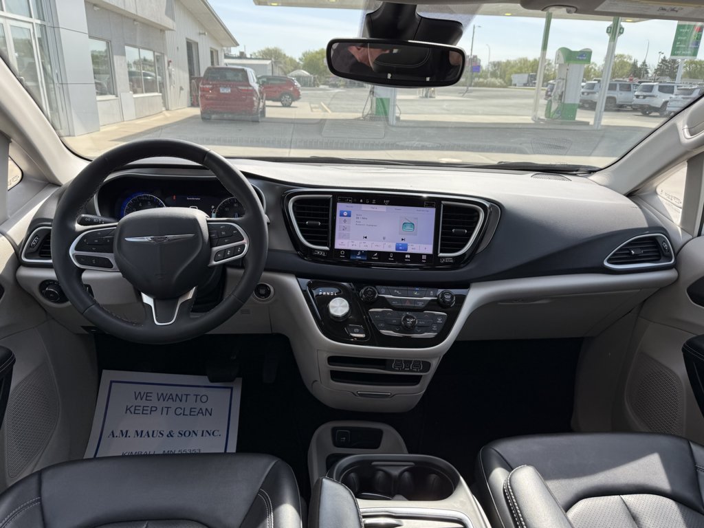 Used 2024 Chrysler Pacifica Touring-L FWD image 21