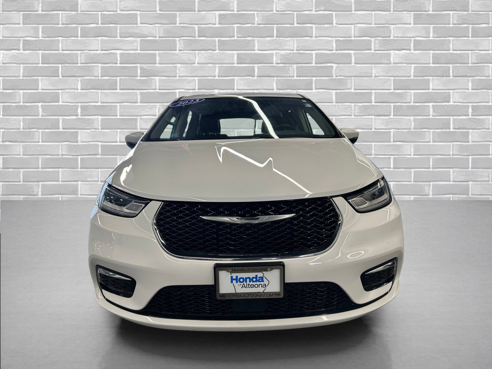 Used 2023 Chrysler Pacifica Touring-L image 8