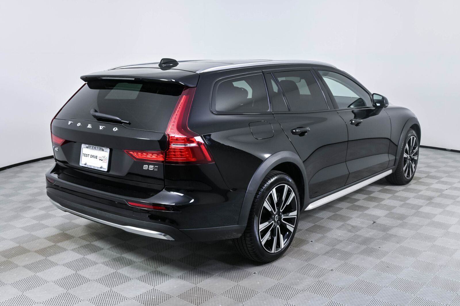 Certified 2025 Volvo V60 B5 Cross Country Ultra AWD/4WD image 27