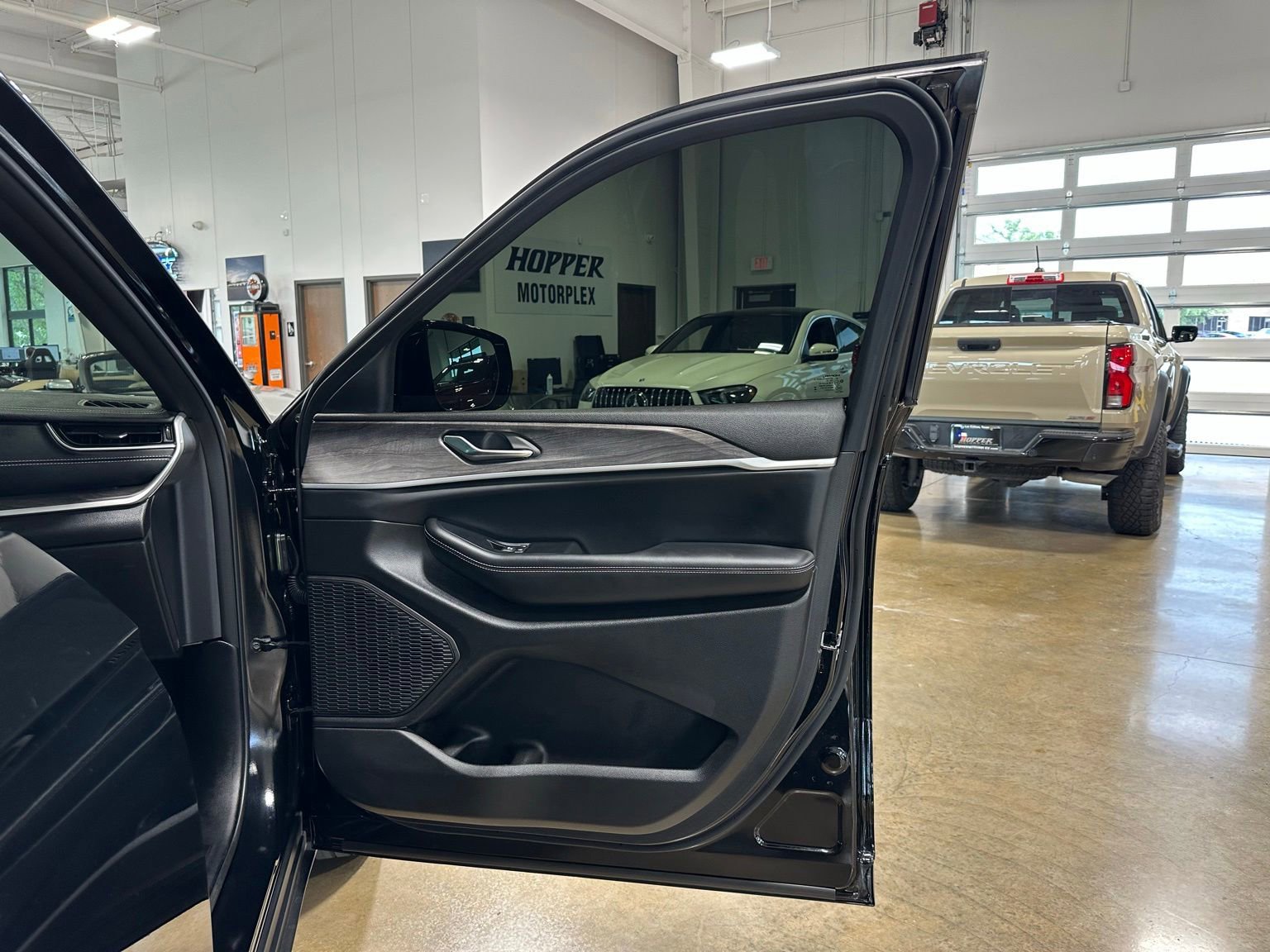 Used 2025 Jeep Grand Cherokee Limited AWD/4WD image 41
